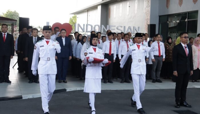 Pimpin Upacara Bendera Peringatan Hardiknas 2025, Konsul RI Tawau Tegaskan Pentingnya Kolaborasi Capai Pendidikan Bermutu