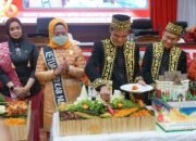 Bupati Nunukan Serahkan Potongan Tumpeng Pertama kepada Ketua DPRD di HUT ke-26 Kabupaten Nunukan