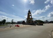 Polantas Bersihkan Ceceran Tanah di Tugu Lemlai Suri, Selamatkan Pengendara dari Risiko Kecelakaan