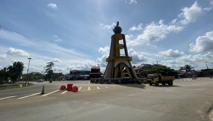 Polantas Bersihkan Ceceran Tanah di Tugu Lemlai Suri, Selamatkan Pengendara dari Risiko Kecelakaan